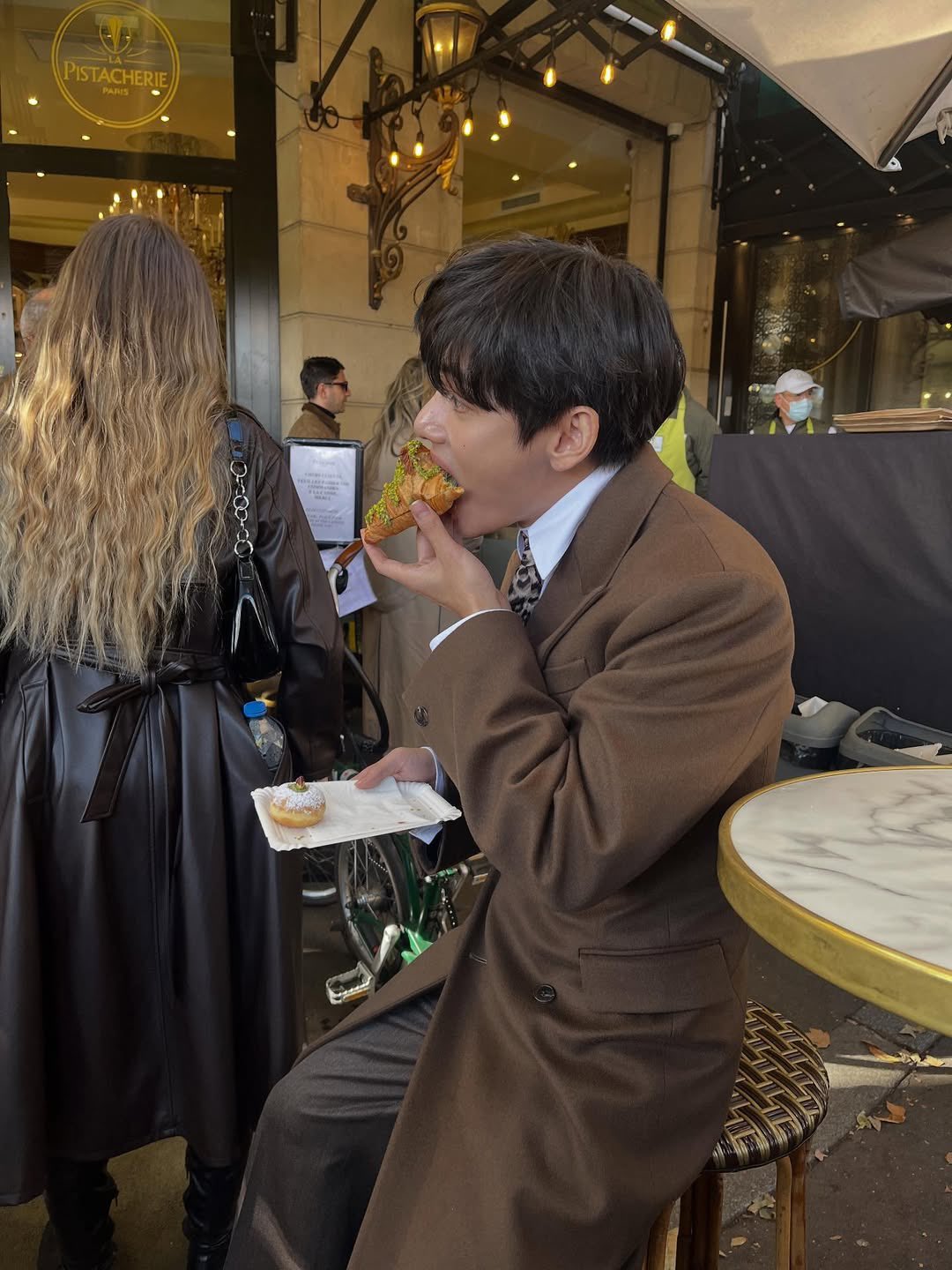 BTS V、ピスタチオクロワッサンでパリを席巻！小さな店が“世界の聖地”に