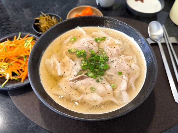 望遠グルメ 濃厚テジクッパが味わえる人気店