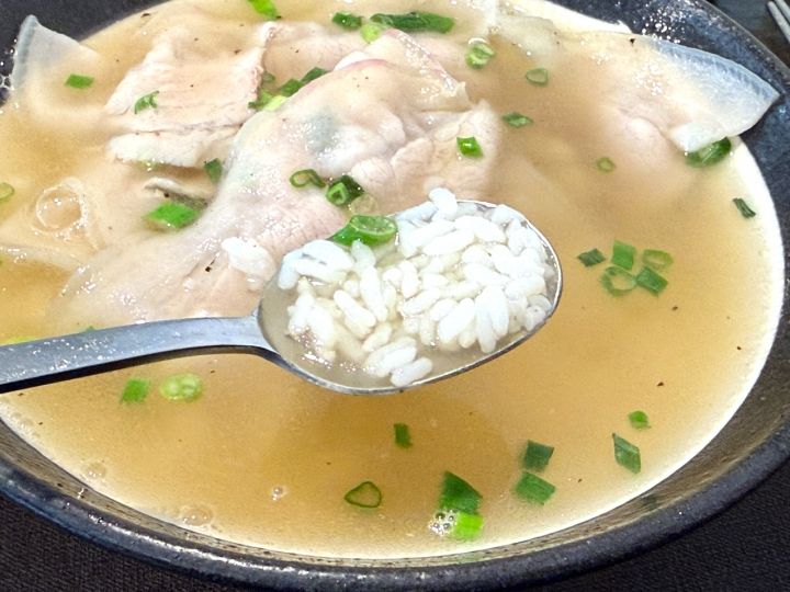 望遠グルメ 濃厚テジクッパが味わえる人気店