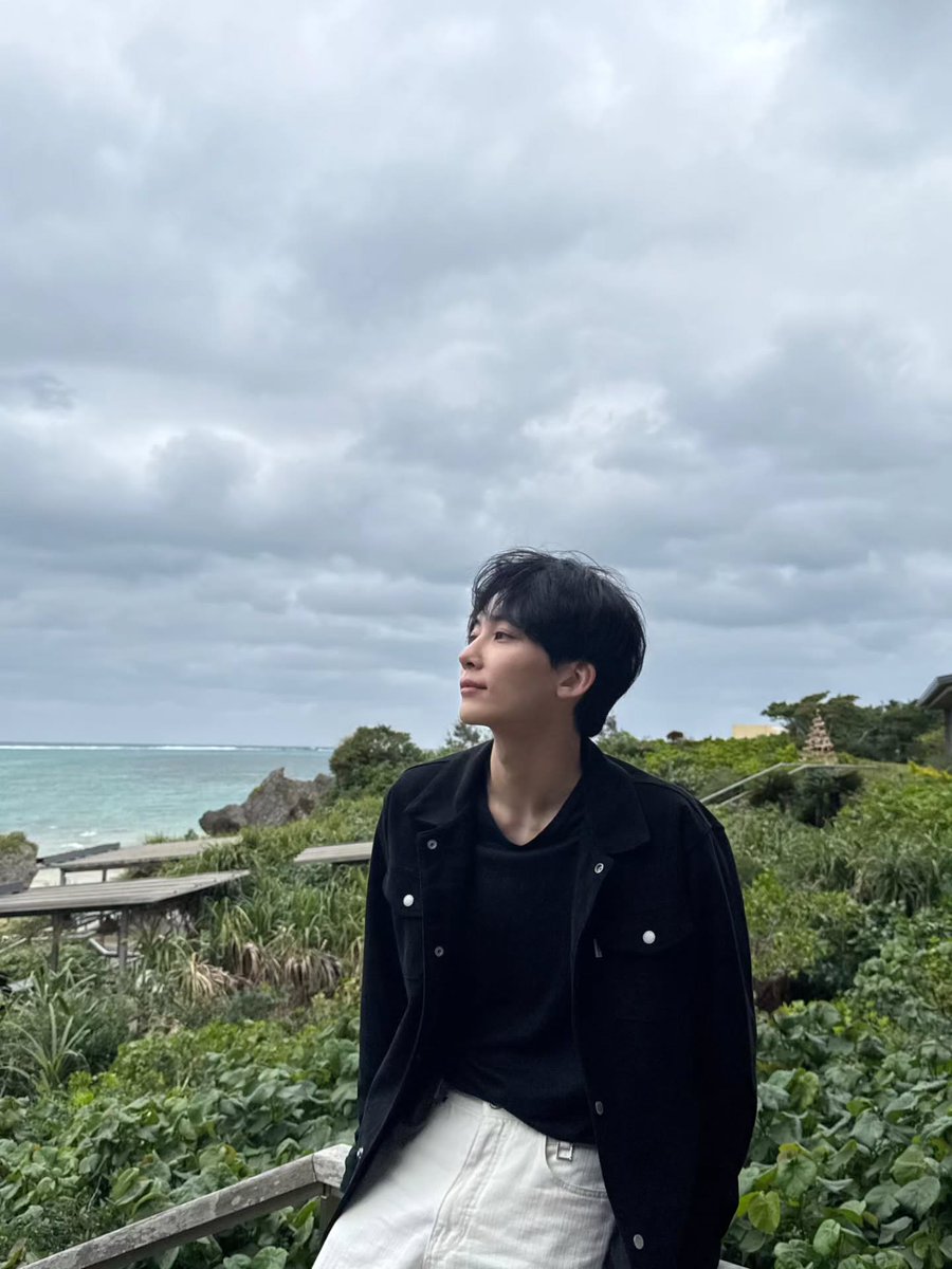 兵役中ジョンハン 沖縄オフショ公開で話題！