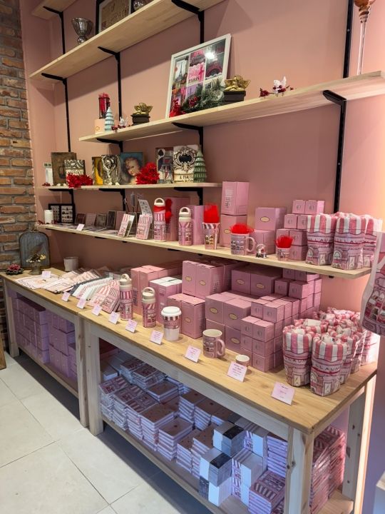 ピンクに包まれたカフェLes Parisiens明洞店がかわいすぎた