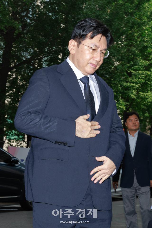 HYBEバン・シヒョク議長、出国禁止…190億円不当利益の疑い