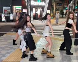 韓国ガールズグループMEOVVの路上ダンス動画が炎上、点字ブロックや通行人への配慮欠如が波紋