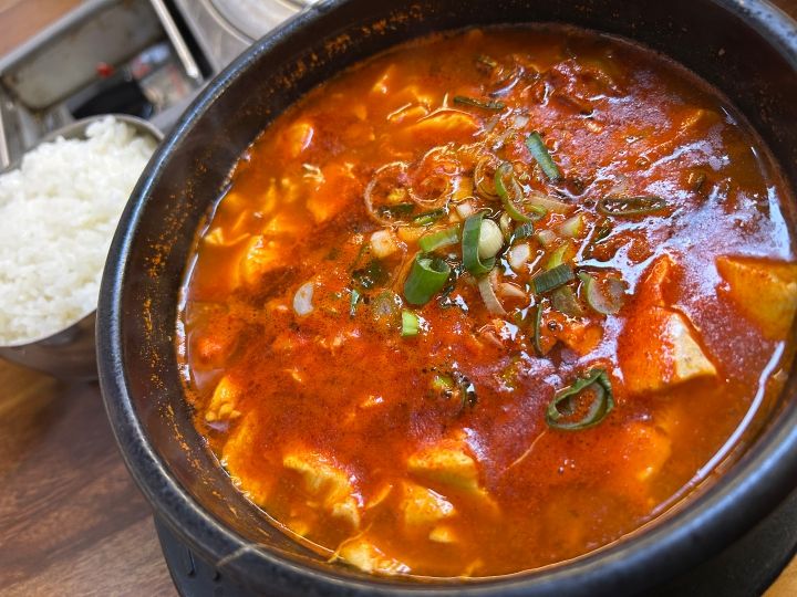 東大門の朝はここから 南海牡蠣クッパの熱々スープが染みる