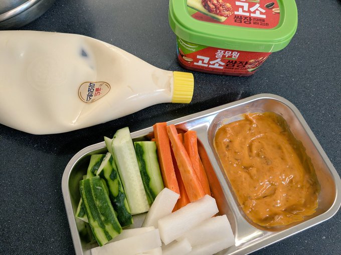 在韓民に激推ししたい。쌈장とマヨ混ぜるだけで野菜が止まらなくなる