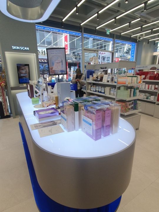 化粧品店に続く新名所　薬局が観光コースに