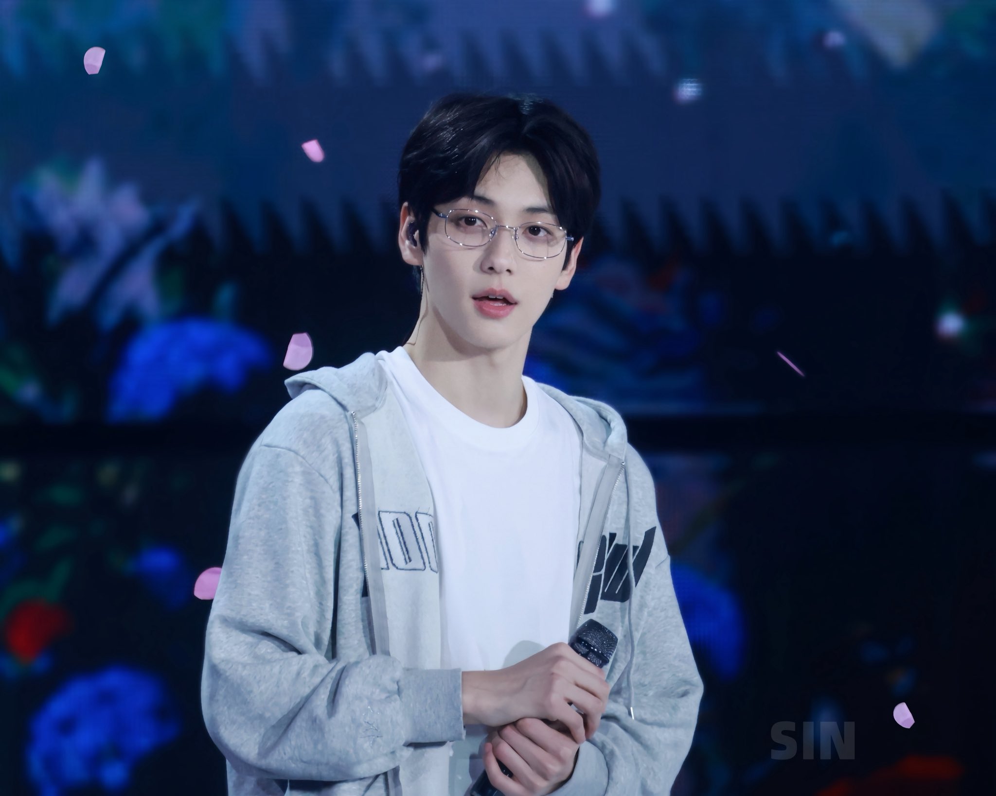 TXTスビン、日本のポッキーを絶賛「今までで一番おいしい」