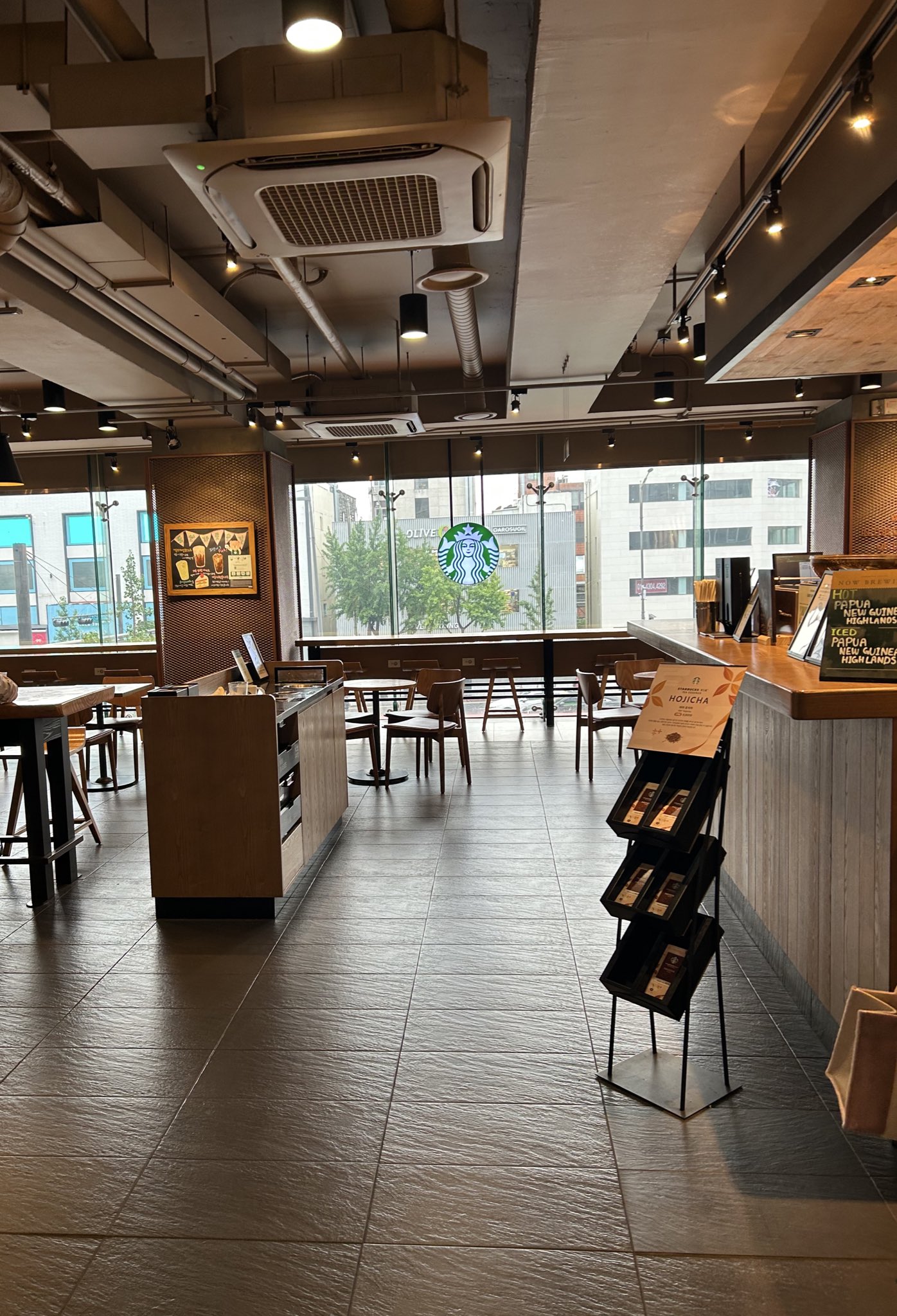 韓国スタバ、プリンターやマルチタップ持ち込み禁止に「カフェ勉族」対策