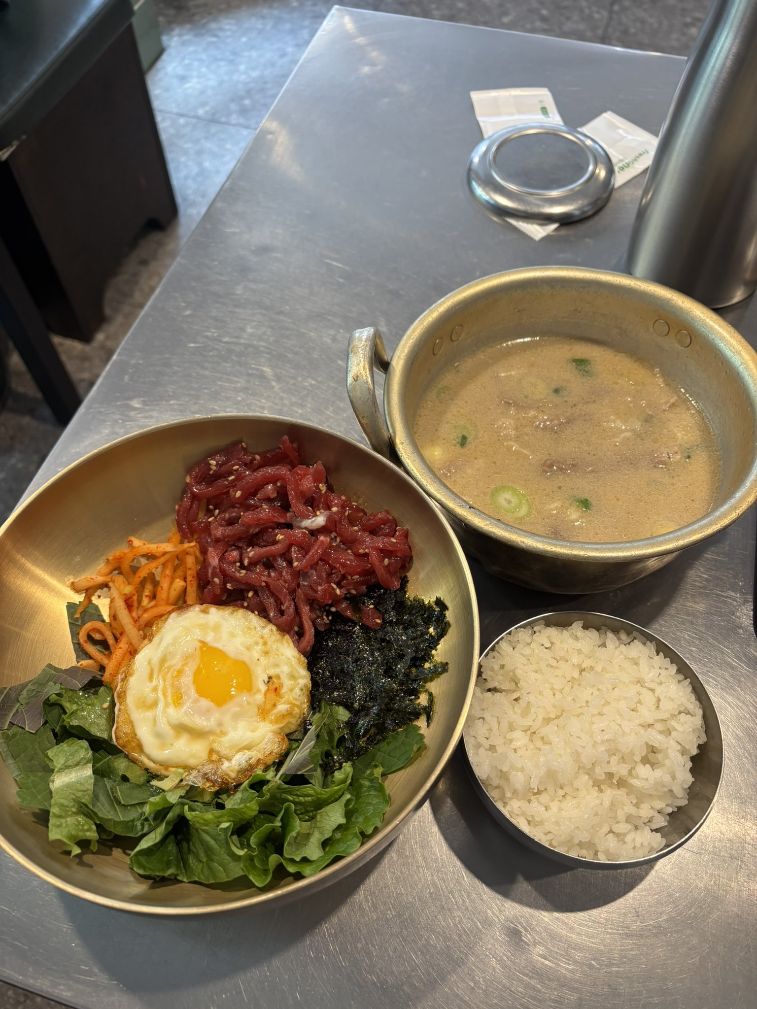 韓国ランチ最強コスパ、ユッケビビンバセットが話題