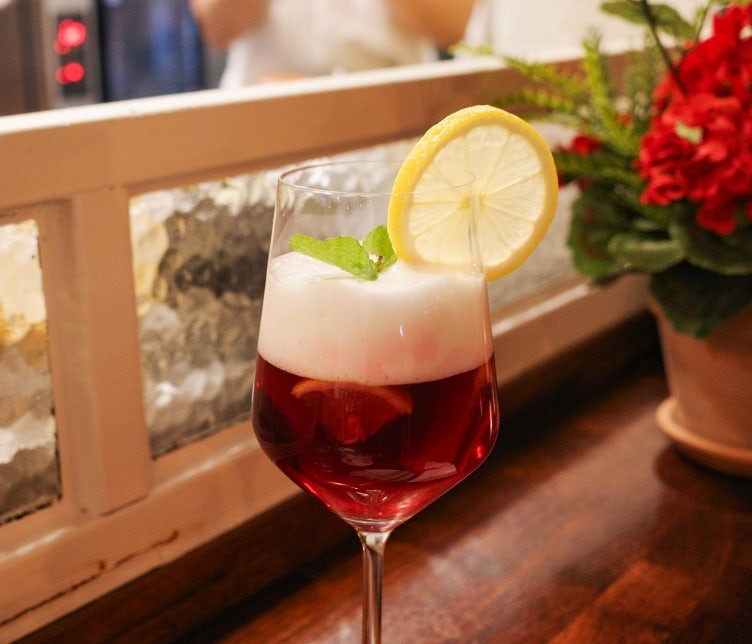 「乗り換え恋愛」ウジンの店、3時間待ちの価値ある？