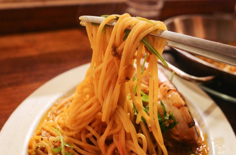 「乗り換え恋愛」ウジンの店、3時間待ちの価値ある？