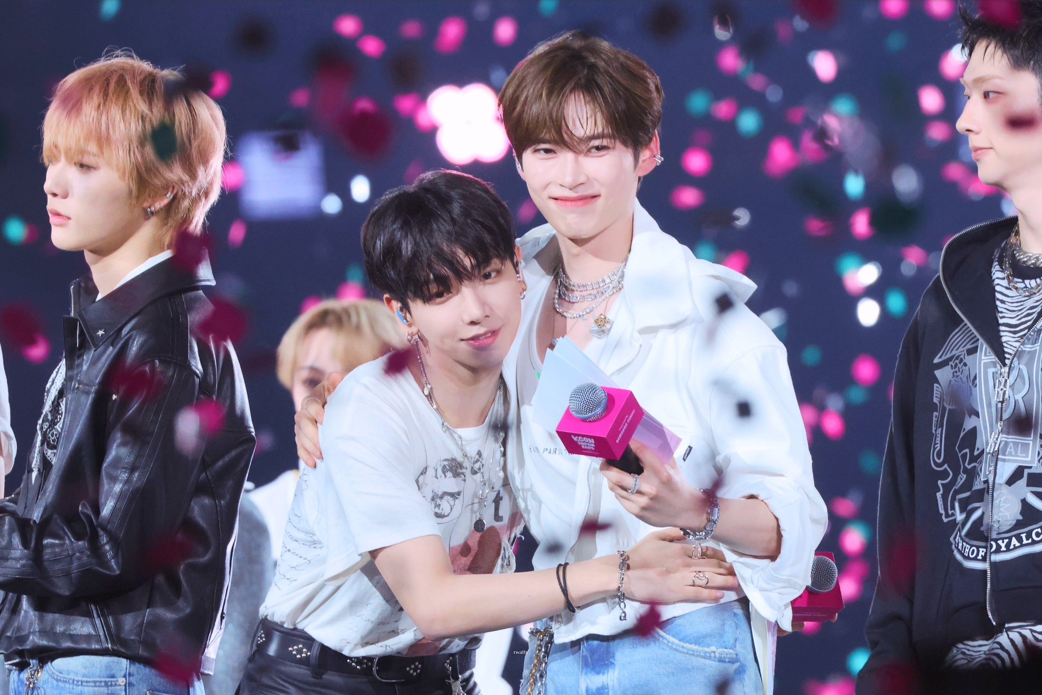 ZEROBASEONE『M COUNTDOWN』でカムバ初披露！ソン・ハンビン涙のMC卒業ステージ