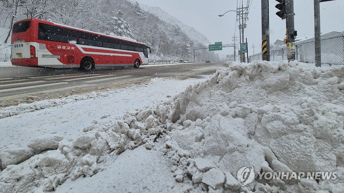 韓国北東部で大雪続く　江原道山間部に記録的積雪