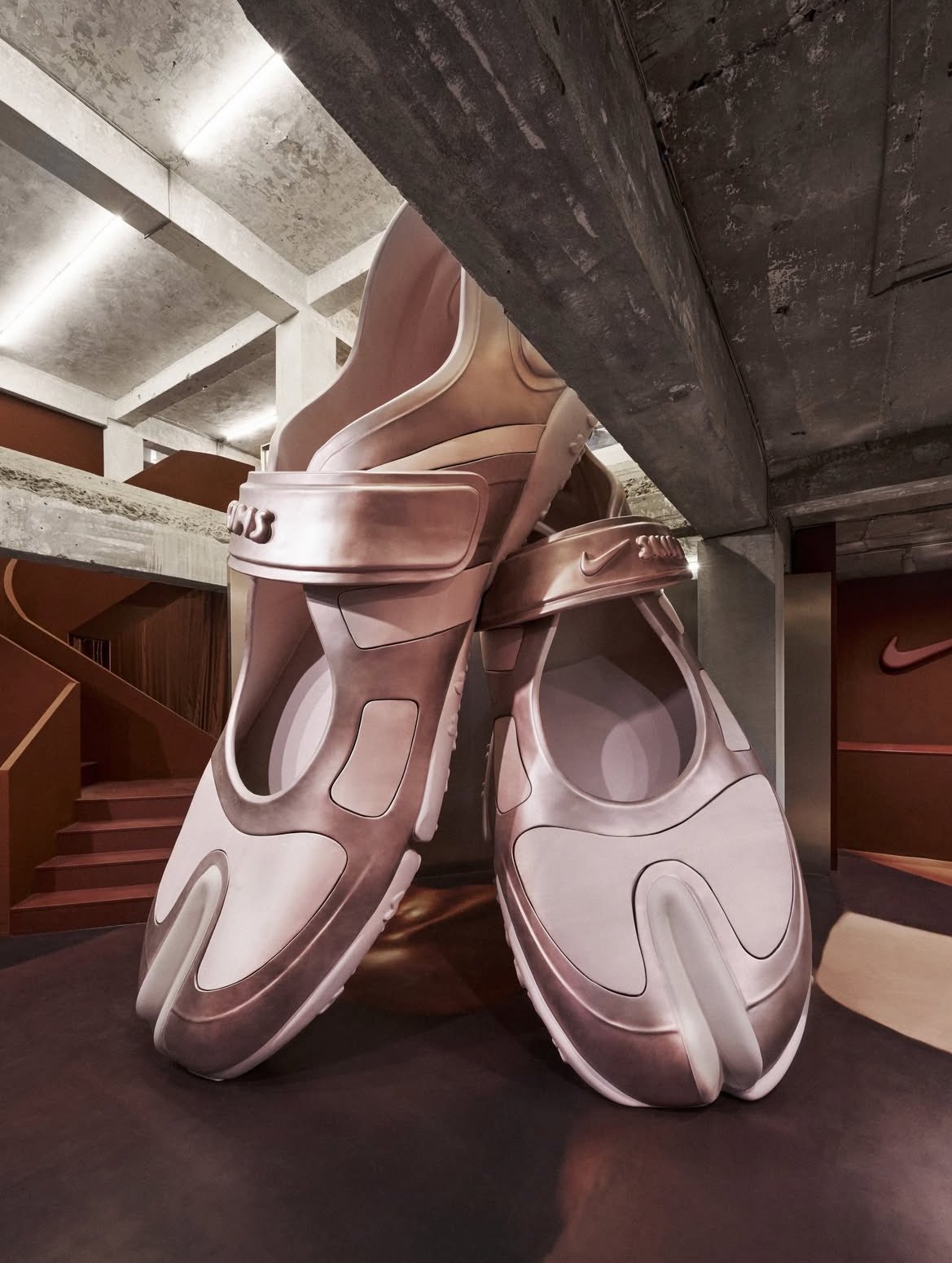 ナイキ×SKIMSポップアップ、聖水で開催中