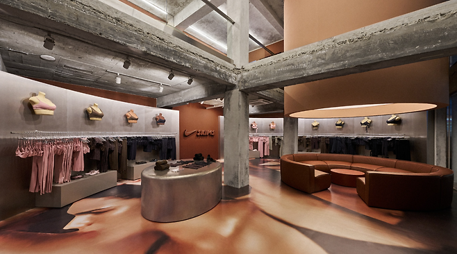 ナイキ×SKIMSポップアップ、聖水で開催中