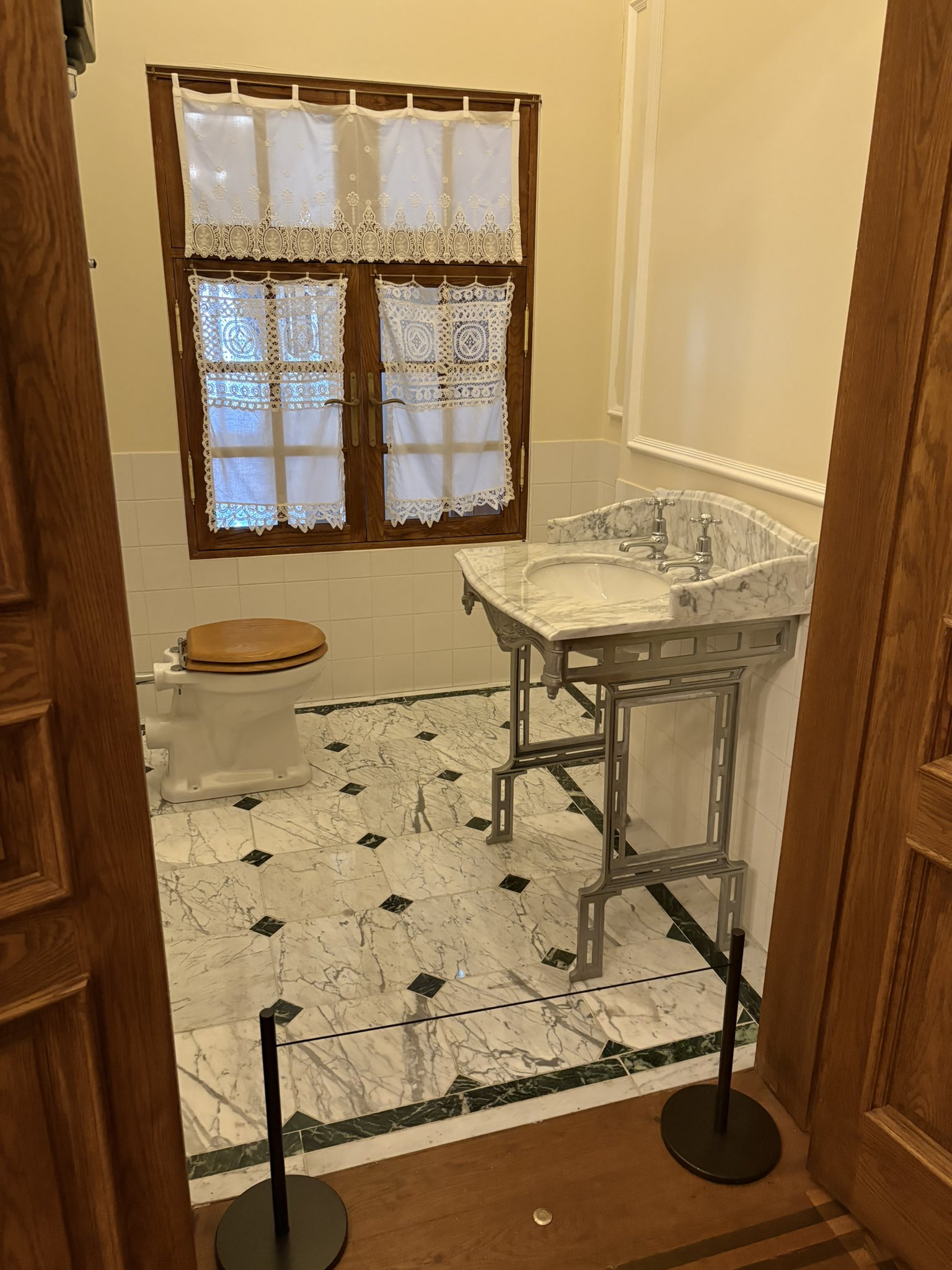 予約必須の徳寿宮スポット