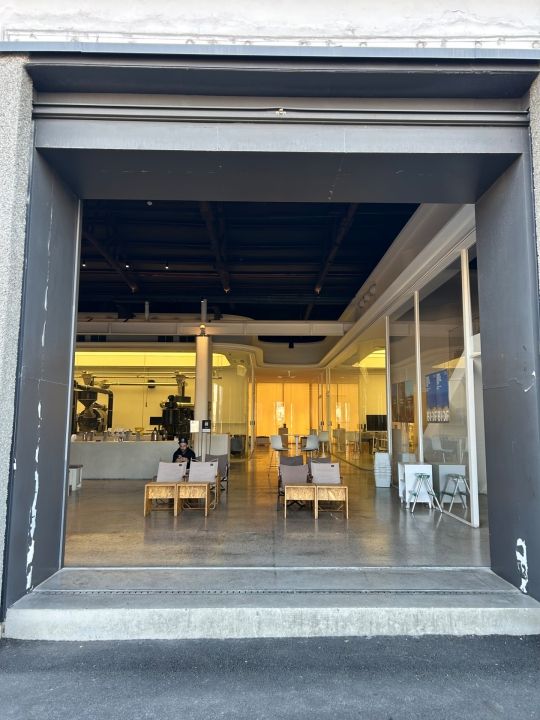 釜山影島の朝カフェならここです momos coffeeで焙煎の香りに包まれた