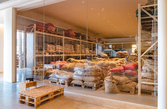 釜山影島の朝カフェならここです momos coffeeで焙煎の香りに包まれた