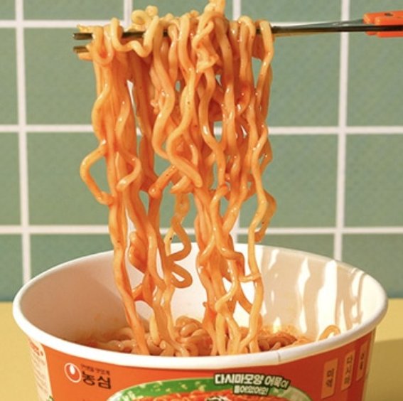 CUで話題らしいです ラーメン×トッポッキのラ볶グリが夜食に強すぎました