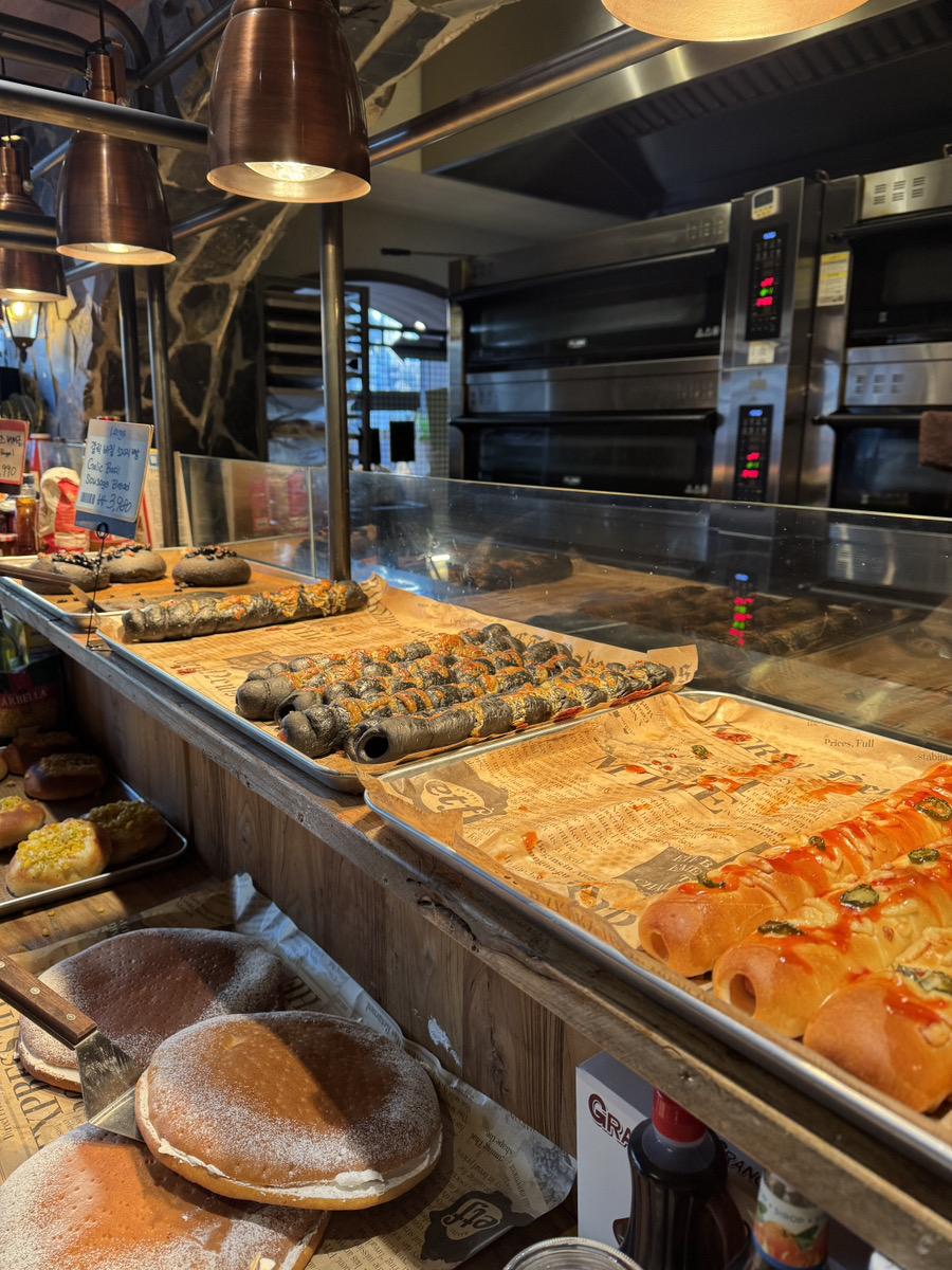 17時でも待ち発生　価格と味で人気のパン屋