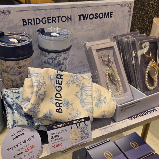 韓国カフェTWOSOME PLACE、ブリジャートンコラボ商品発売　アールグレイケーキや限定グッズに注目