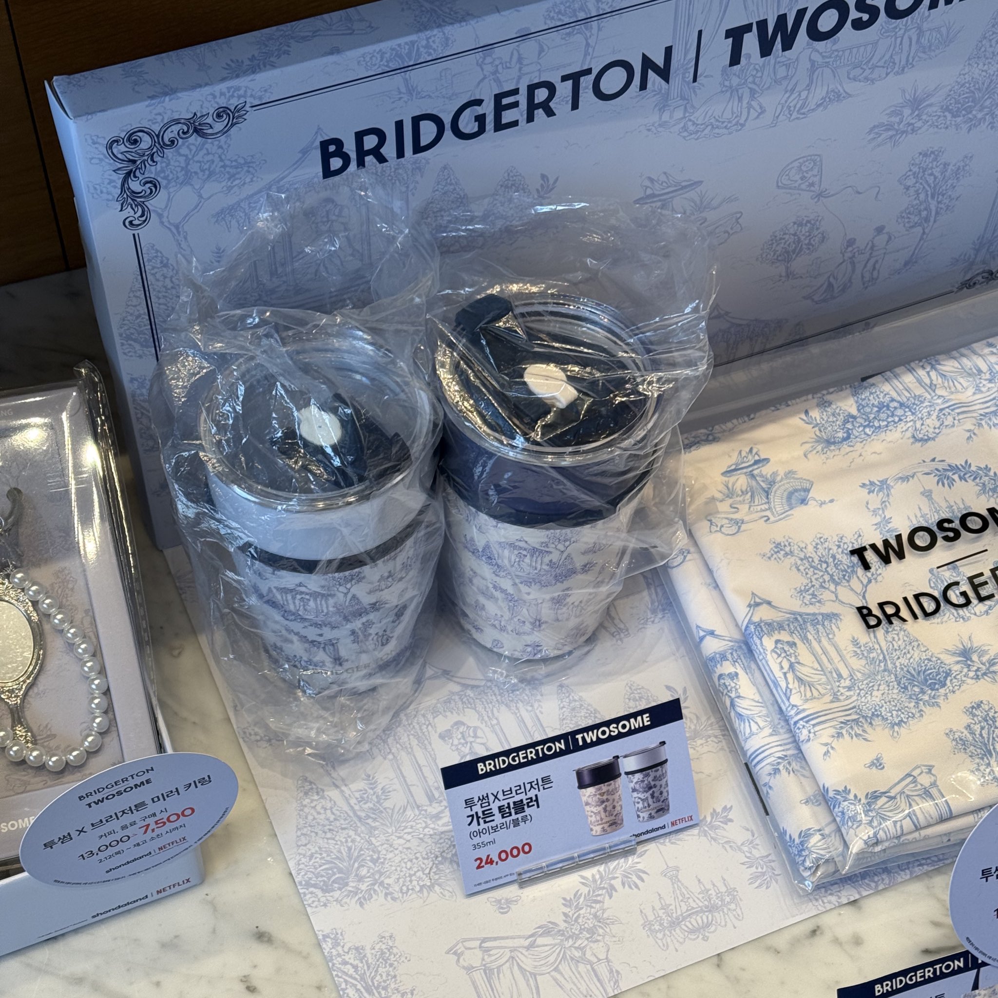 韓国カフェTWOSOME PLACE、ブリジャートンコラボ商品発売　アールグレイケーキや限定グッズに注目