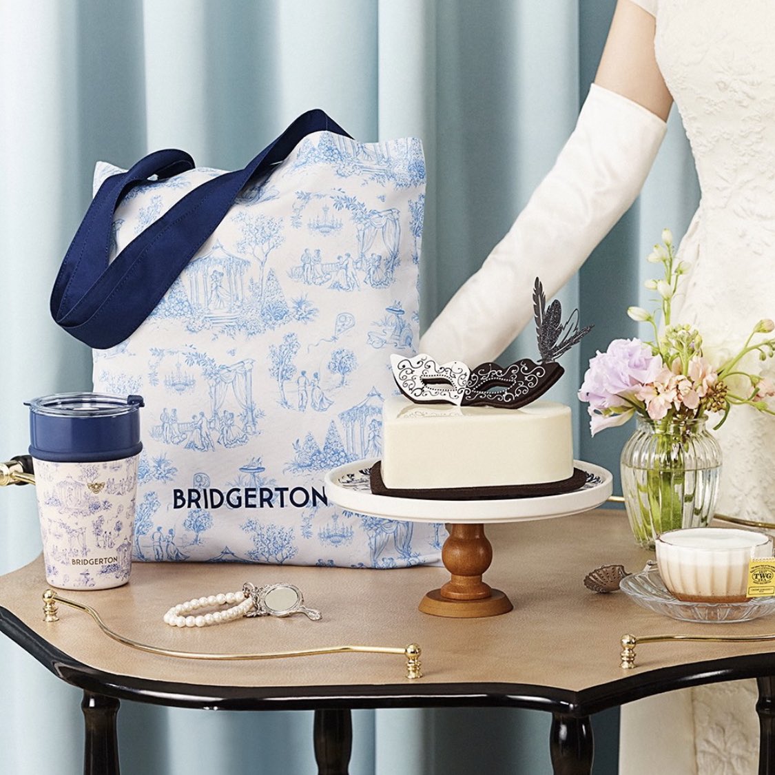 韓国カフェTWOSOME PLACE、ブリジャートンコラボ商品発売　アールグレイケーキや限定グッズに注目