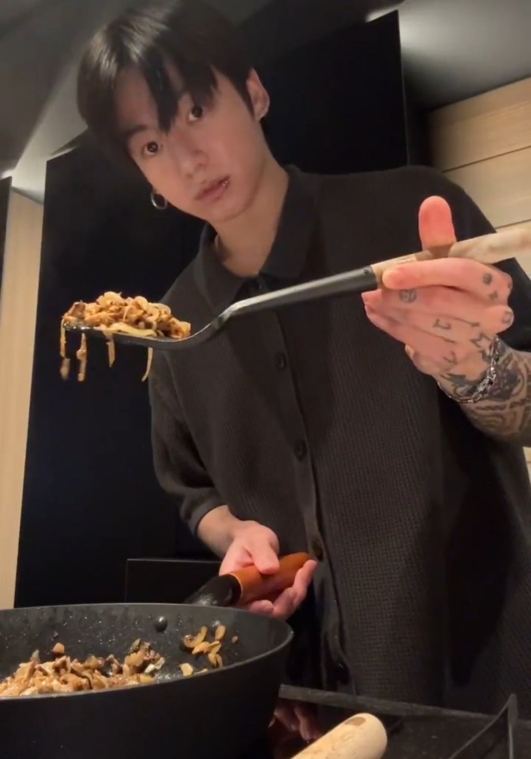 BTSジョングク、料理配信でシェフ級の実力を披露　トリュフパスタから卵割りまで
