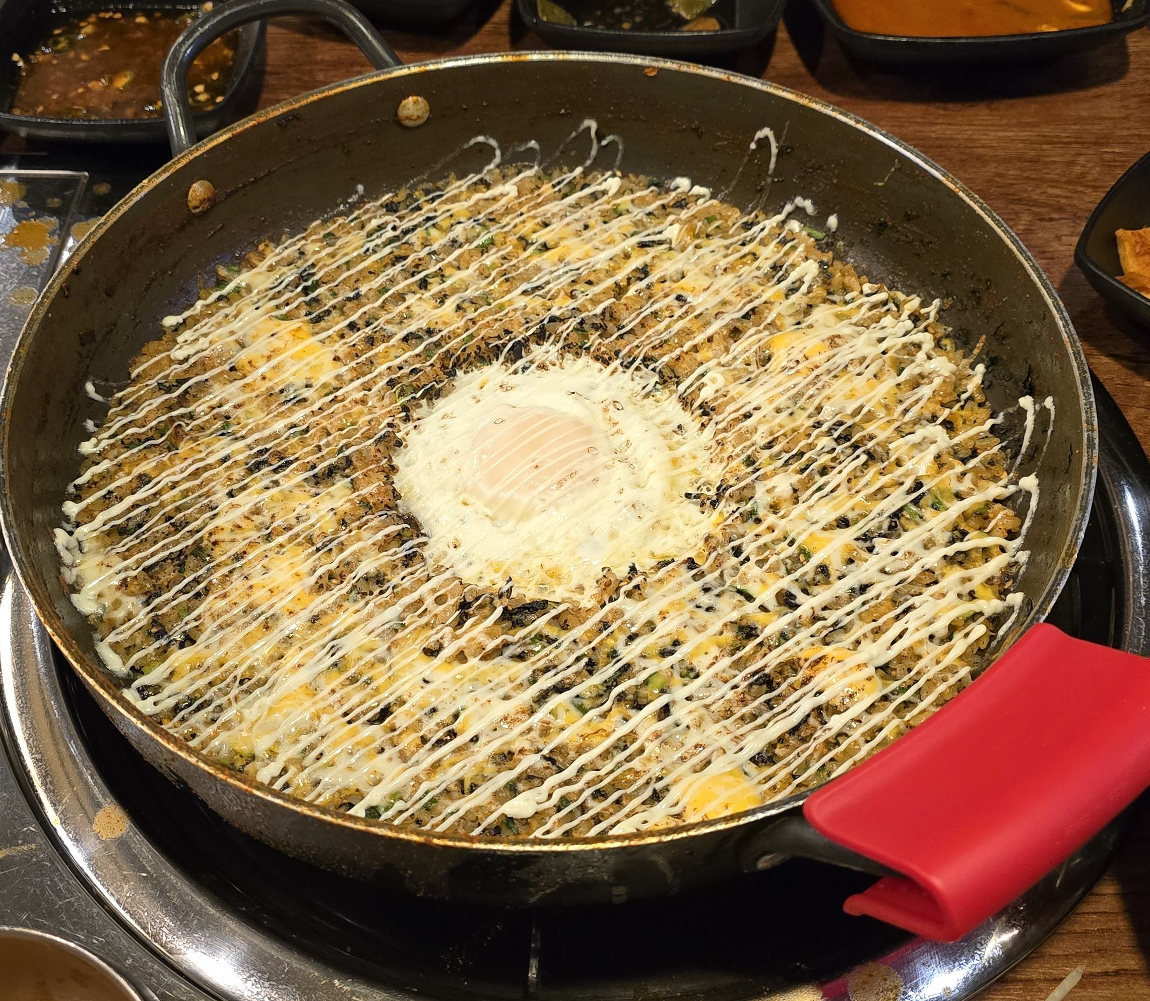 辛さ調節できて最後はチャーハンまで楽しめる延南洞の最強肉山グルメ