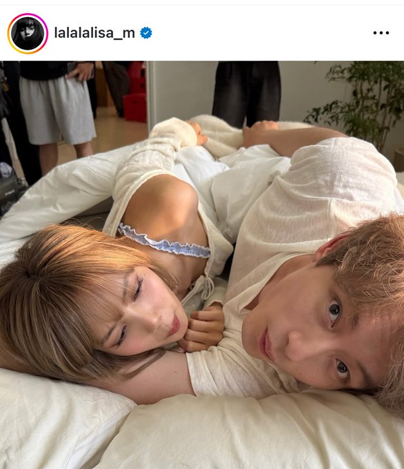 BLACKPINKリサと坂口健太郎、超密着オフショットにファン驚き！