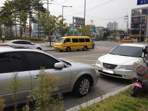 韓国の車ってスモーク濃い車多くないですか？法律とかないんでしょうか？