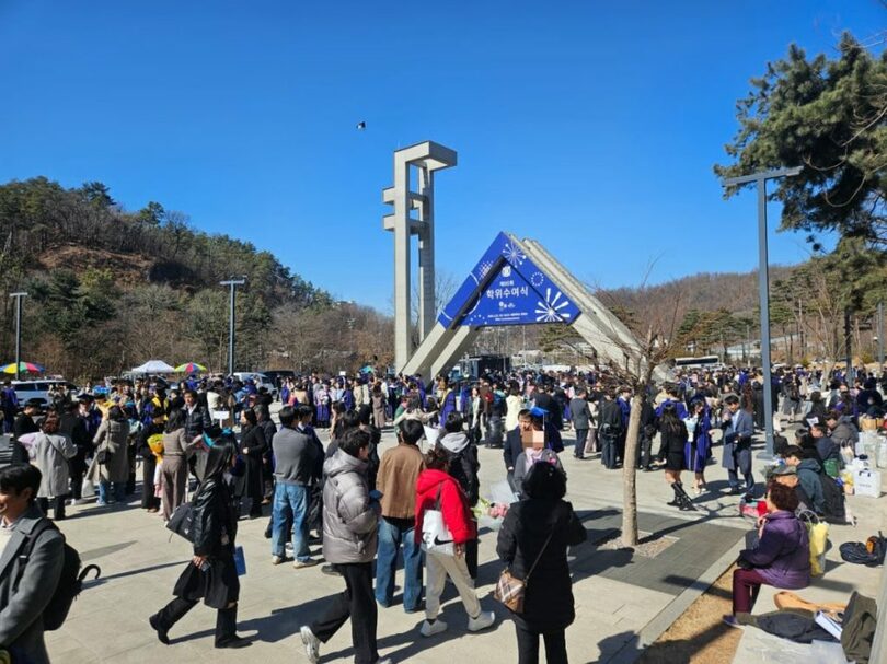 人生4カットかプロ撮影か 韓国若者の卒業記録が進化中