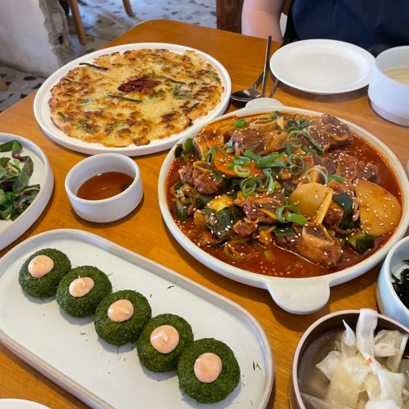 週末は1時間待ちも　慶州・皇理団キルの牛カルビチム名店