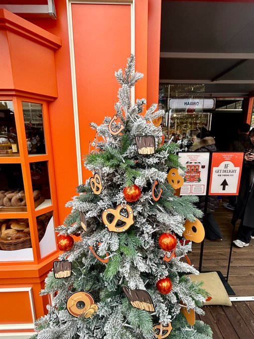 蚕室ロッテのクリスマスポップアップにあるオレンジのオリヤンが可愛すぎる！