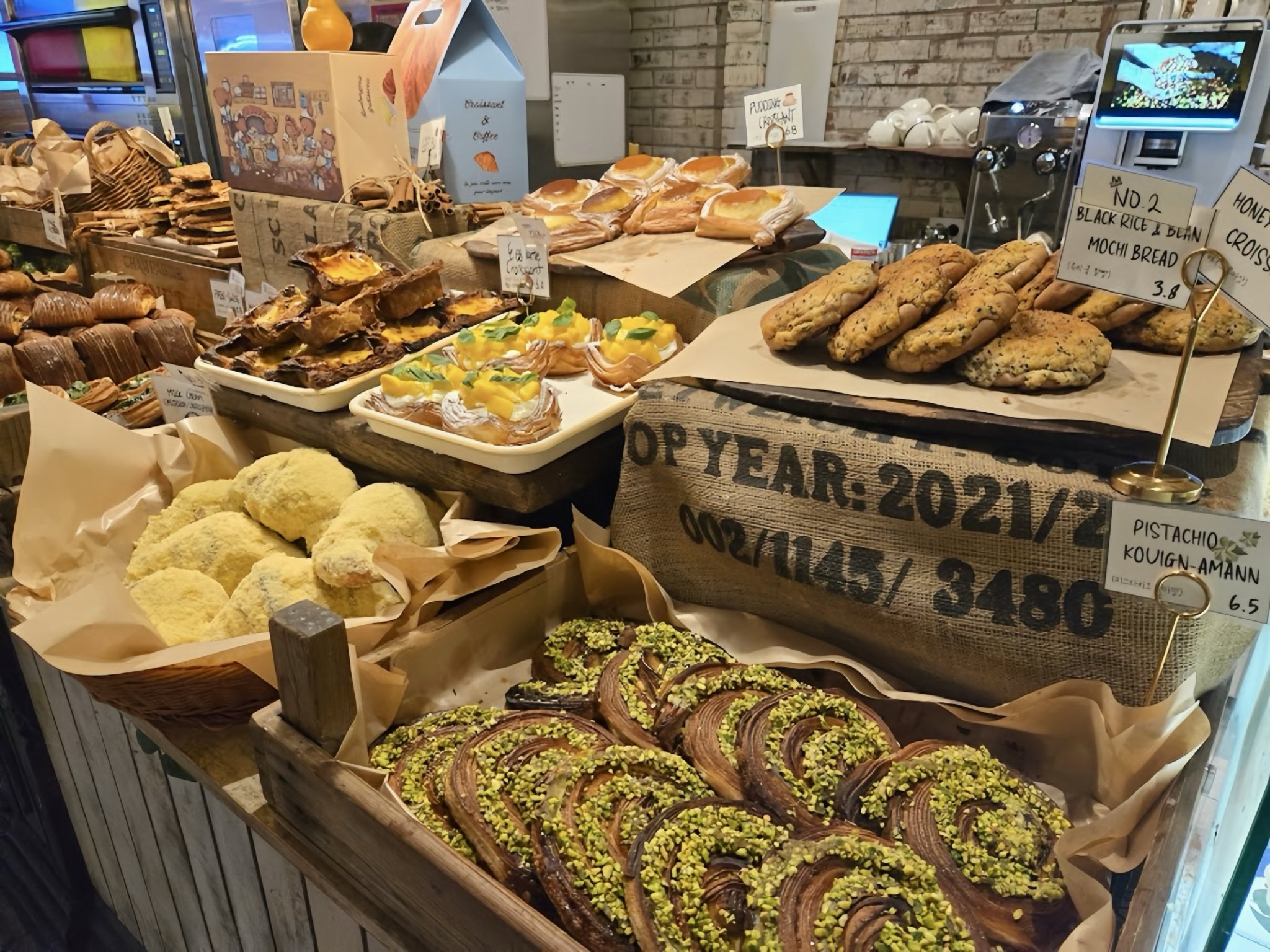 バターの香りが広がる人気ベーカリー