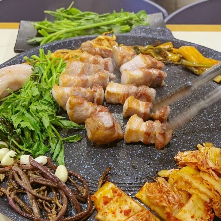 ソウルで話題の高級焼肉　1本10万ウォンの熟成サムギョプサル