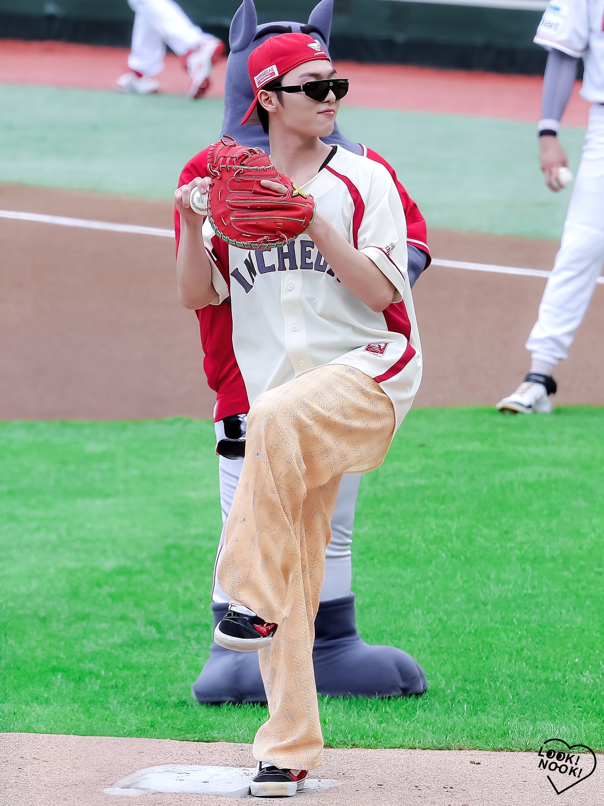 チェ・ヒョヌク、始球式で子どもに速球？母親もコメント「今見るとひやっとする」